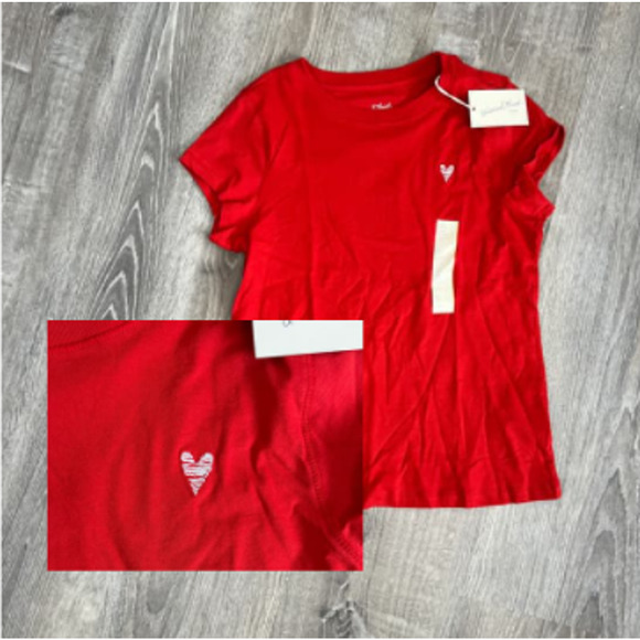 Universal Thread Women's Red Short Sleeve T-Shirt with Heart - Size Small - NWT - Picture 3 of 6